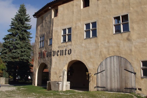 Abbildung: „Klosterhotel mit 4-Gänge-Menü“